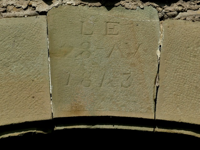 Cour. Portail oriental, date gravée : « LE / 28 AV[RIL] / 1843 ».