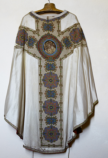 Ornement blanc : chasuble, étole, manipule