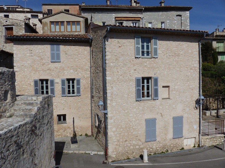 Vue d'ensemble prise de l'ouest. Le bâtiment 1 se situe à gauche, le bâtiment 2 se trouve au premier plan à droite, derrière lui se trouve le bâtiment 3 (invisible sur l'illustration). 