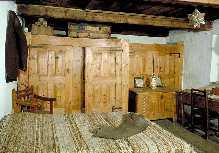 Ancienne resserre aménagée en chambre à coucher néoqueyrassine au premier étage : vue d'ensemble.