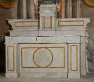 Ensemble de l'autel secondaire de la Vierge : autel, tabernacle, deux gradins d'autel