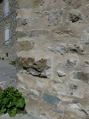 Chaîne d'angle nord-ouest, remployant des pierres de taille à bossage.