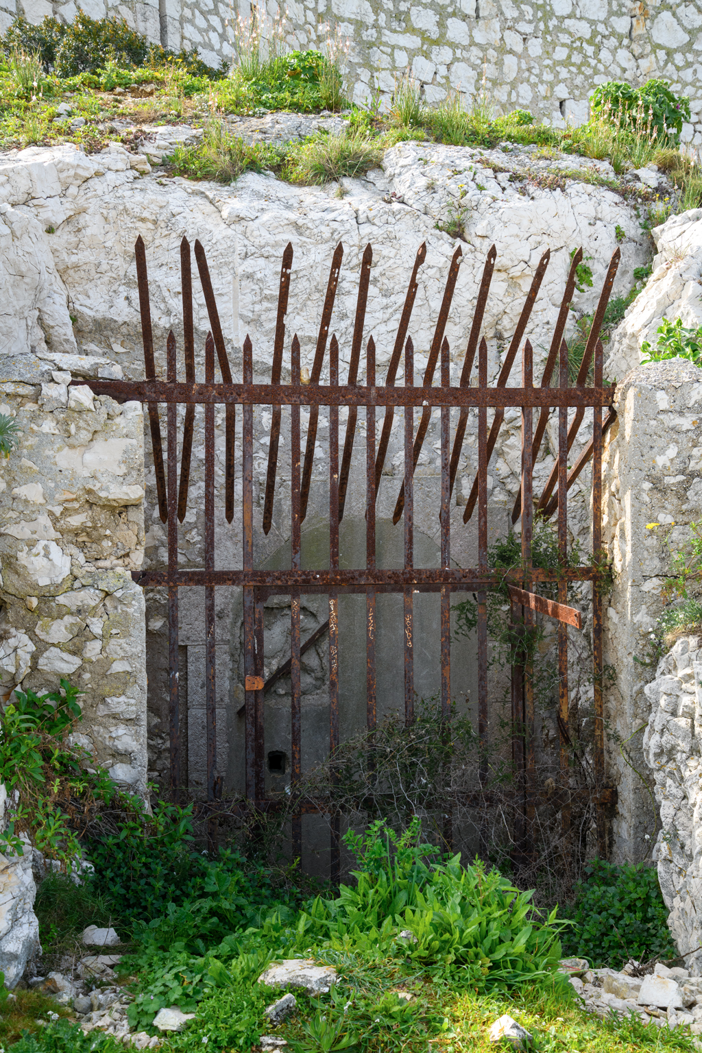 issue extérieure nord condamnée du souterrain caverne, avec sa grille de défense