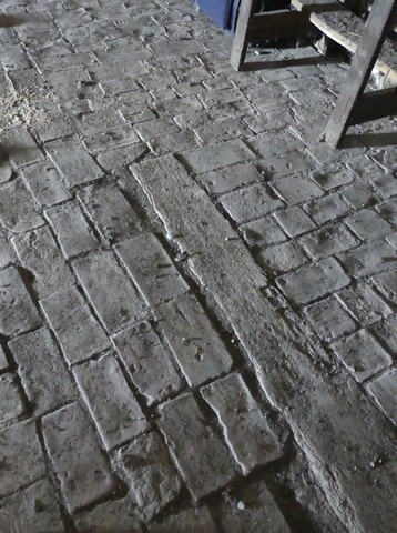 Partie centre-ouest. Etage de comble, sol en carreaux de terre cuite rectangulaires.