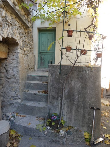 Escalier de distribution extérieur droit et palier sur logette voutée. Maison située cour du Château au bourg de Ribiers (parcelle 1998 E2 679).