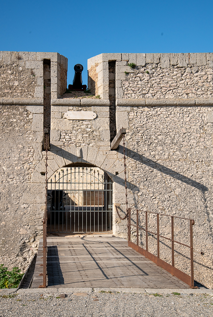 Elévation extérieure de la porte à pont-levis de la demi-lune, avant-porte du fort
