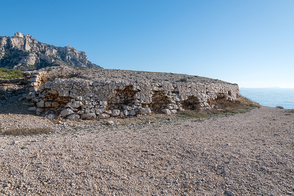 Détail du revêtement de l'épaulement de la batterie de Mounine, avec brèches et reste d'enduit