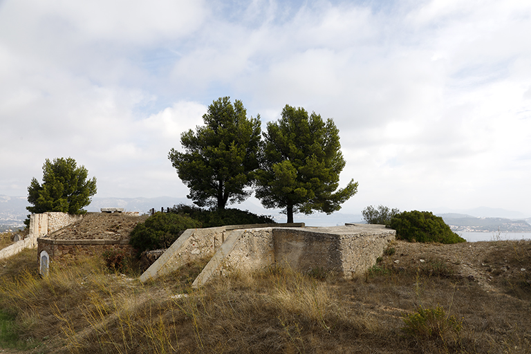 Aile gauche de la batterie, traverse-abri losangique de 1878 et cuve allemande de 1943 pour canon de 88mm Flak 36.