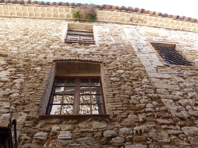 Maison (2022 AY 111). Avant-toit constitué de deux rangs de génoises peints en blanc, chacun souligné d'un filet de carreaux de terre cuite. 