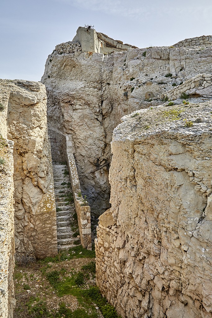 Faille aménagée entre batterie et poste de commandement, avec escalier 