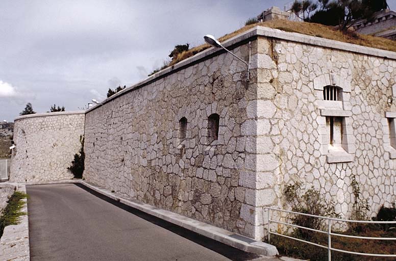 Front de gorge. Avancée et route d'accès. A gauche, bâtiment E (poste optique extérieur) avec à gauche la fenêtre de Toulon, à droite celle de la Corse, l'une et l'autre murées.