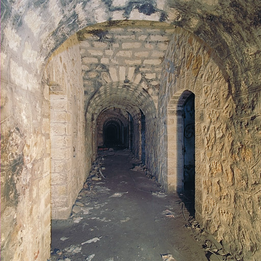 Galerie de distribution des souterrains (partie est); façade des casemates à usage de magasins.