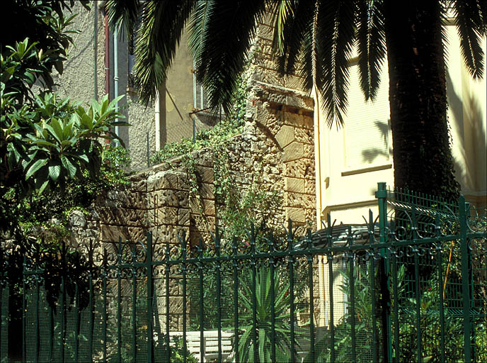 fabrique de jardin ou ruine artificielle de la Villa Borniol