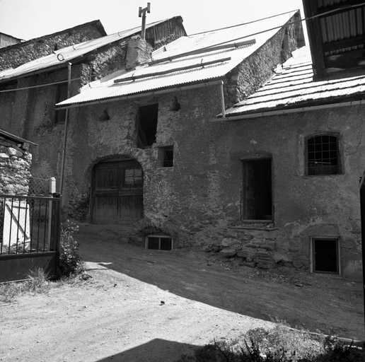 Façade est. Porte de la grange. Au-dessus, porte de l'aire à battre.