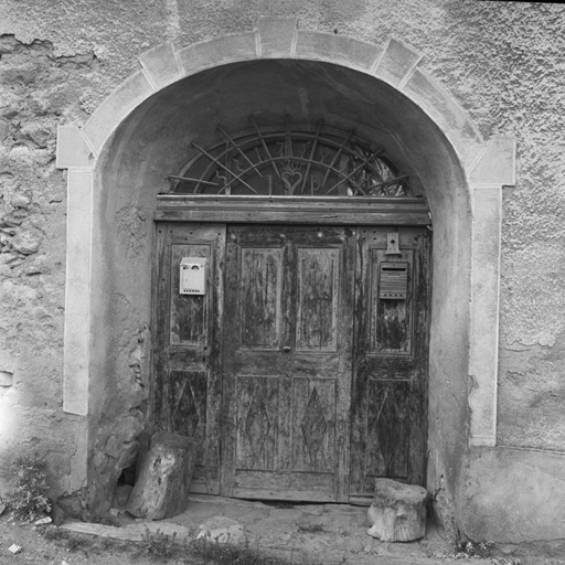 Porte de la court. Inscription dans la ferronnerie : 1750 I B.