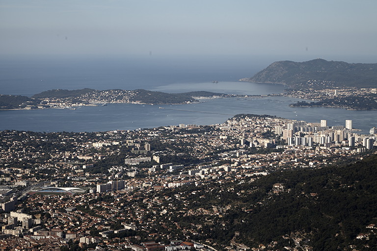Panorama sur la grande rade de Toulon vu depuis le fort.