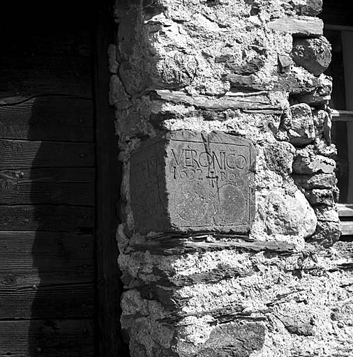 Parcelle 298. L'inscription placée dans le piédroit de la porte. Détail.