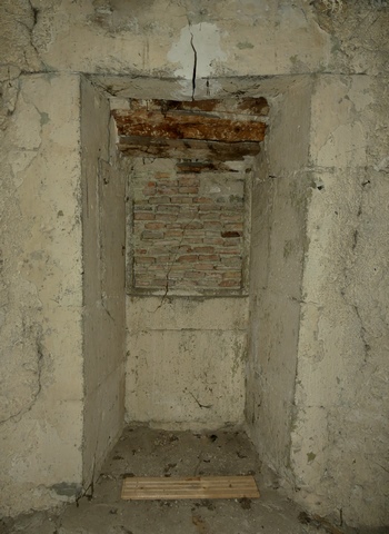 Partie est. Etage de comble, pièce nord. Mur nord, fenêtre murée.