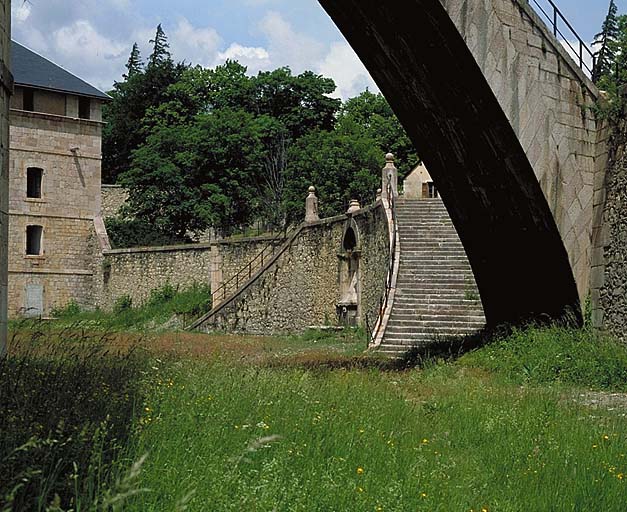 Cour et arc-boutant vu du dessous.