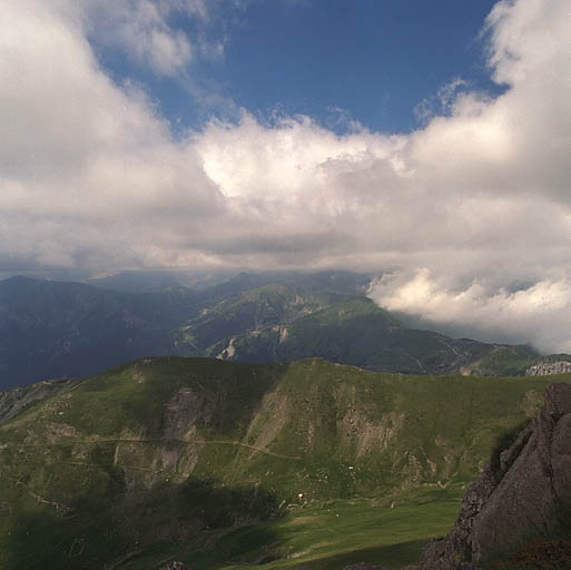 Crète et cime de Framosa, à l'ouest de Pépin; à gauche, batterie de mortier et fort Tabourde.