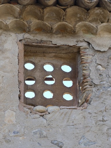 Baie de pigeonnier, avec grille d'envole en mortier de gypse. Ferme au hameau de Saint-Aubert (Ribiers).