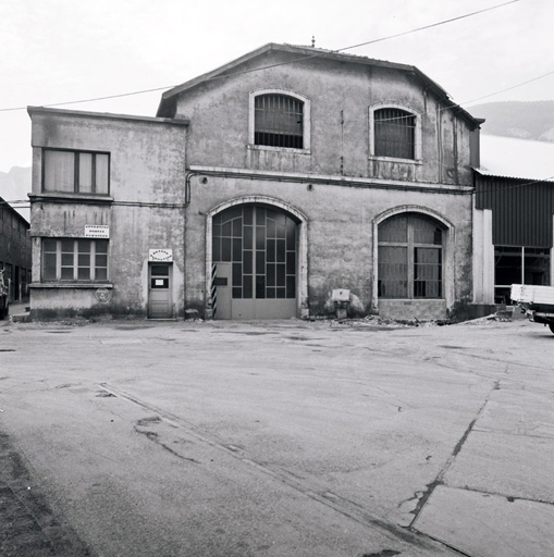 usine électrométallurgique dite usine Péchiney, actuellement magasins de commerce