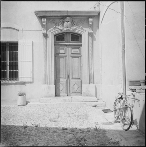 Façade sud, porte d'entrée.