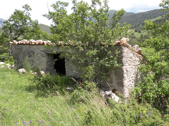 Vue de l'arrière d'un entrepôt agricole isolé (Le Touyet).