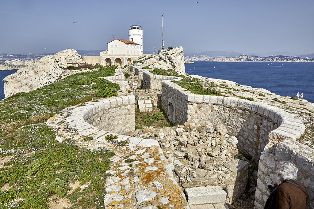 Batterie de côte de Caveaux-Est dite du sémaphore de Pomègues et poste photo-électrique