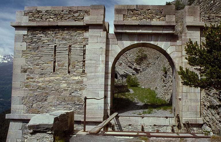 Fort supérieur. Porte d'entrée arrière (vers le fort moyen). Vue d'ensemble prise de l'extérieur.