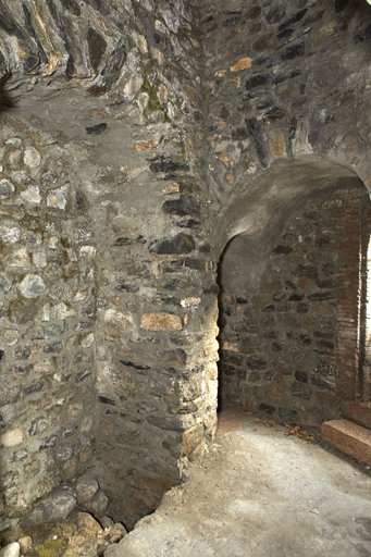 Secteur nord-ouest de l'enceinte, vue intérieure du sas d'étage de la tour 34, arrivée de l'escalier de la poterne 47