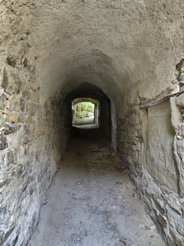 Courtine ouest, partie sud. Passage couvert du Tunnel, vue de volume prise du sud.