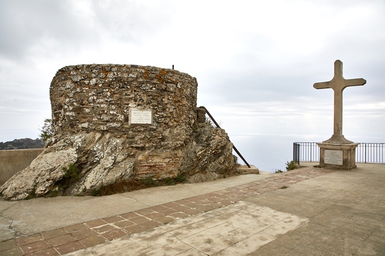 Reste de l'ancienne tour à signaux de 1589 vue la chapelle Notre-Dame-de-Bonne-Garde