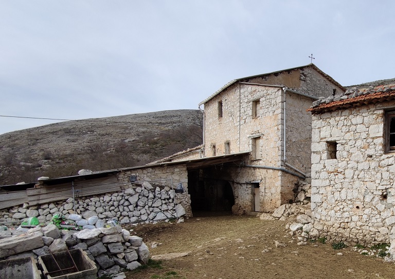 Enclos pastoral à gauche, ferme au centre (bâtiments 1 et 3), bâtiment agricole disjoint à droite. Vue d'ensemble prise du sud-est.