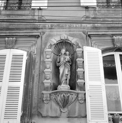 Niche en façade avec statue de Vierge à l'Enfant.