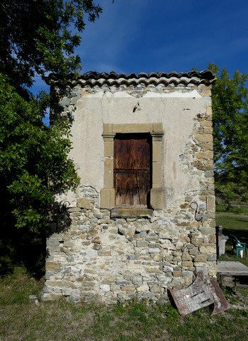 Façade latérale d'un « cabanon », au Serre des Costes.