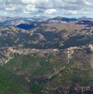 Vue de situation de l'ancien territoire de Peyresq. Vue aérienne oblique depuis le sud.