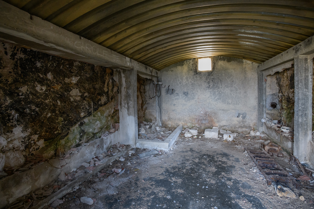 3e groupe (3a) front nord, enceinte basse, interieur souterrain caverne remanié
