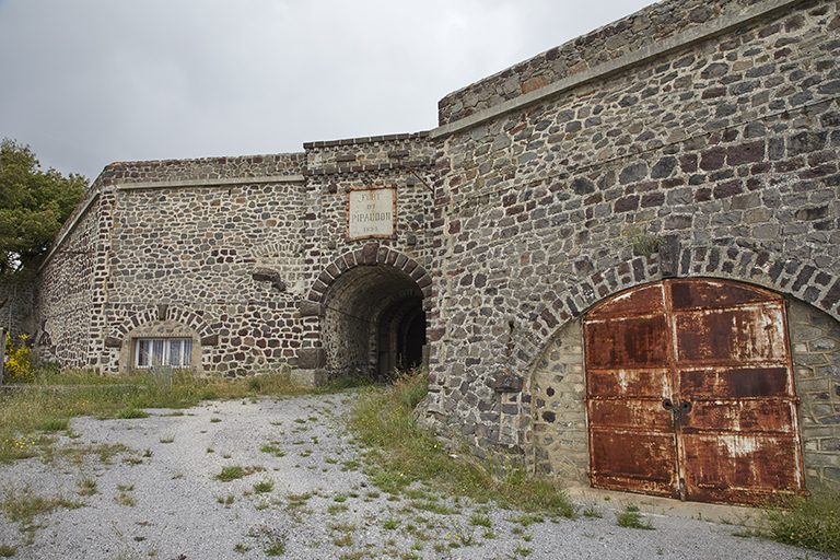 Détail du front de gorge vu de la rampe extérieure, porte du fort entre les revêtements des souterrains casematés