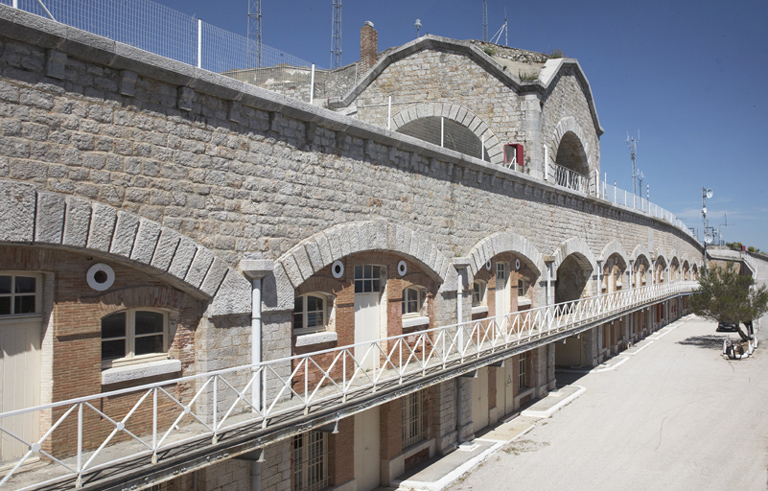 Caserne casematée (a),ensemble de la façade sur cour et porche du monte-charge depuis l'ouest.