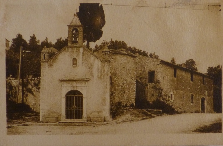 0437 – LA COTE D'AZUR. SAINT-PAUL (A.-M.) – Chapelle Sainte-Claire. - St. Clar's chapel. [à droite, le moulin à huile, entre 1911 et 1933] 
