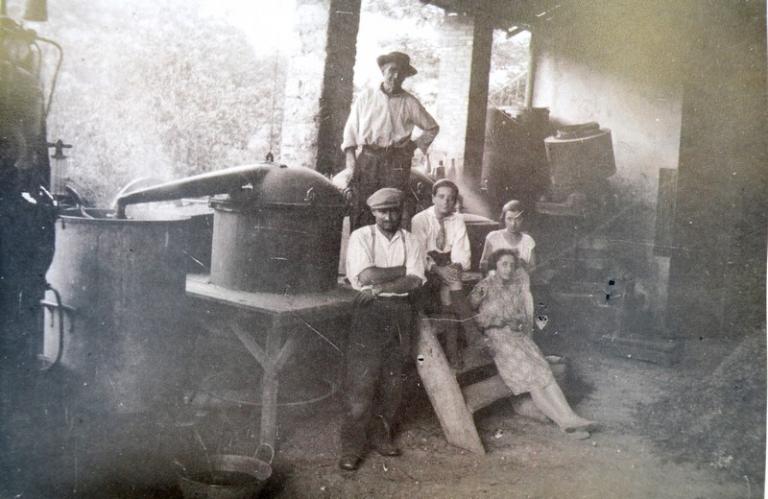 [Annot, quartier de Pré-Martin. Hangar, distillation de la lavande], vers 1920