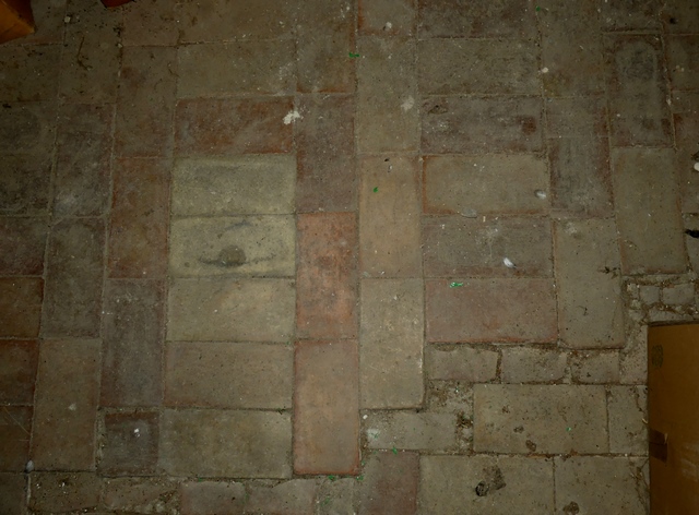 Partie nord. Etage de comble, séchoir sud-ouest. Sol en carreaux de terre cuite rectangulaires.