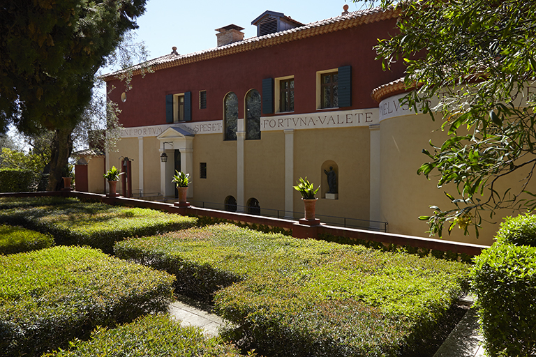 Façade antérieure. Vue prise du jardin du trompe-l’œil.