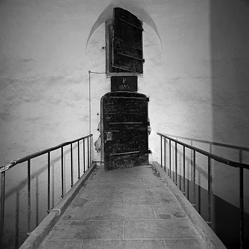 Vue intérieure : porte d'entrée de l'étage supérieur de la chambre à poudre.