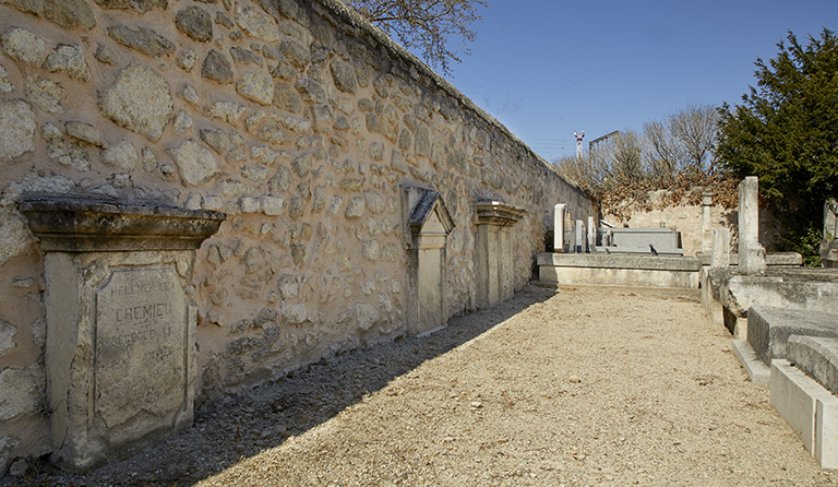 Vue du mur d'enceinte ouest et des stèles d'applique (stèles d'enfant), partie nord.