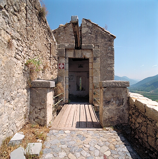 Porte 29. Porte basse sud du château vers la ville ; façade à pont levis.