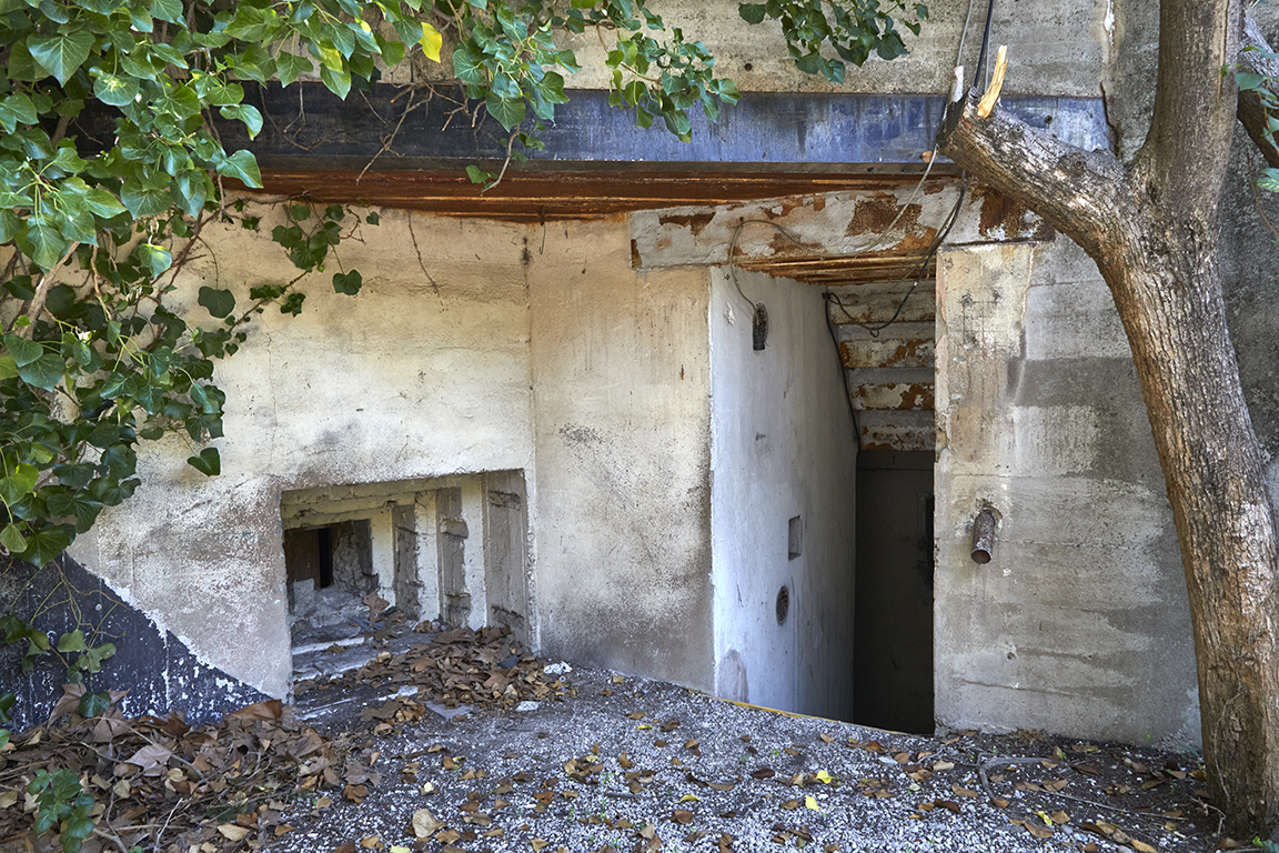 Porte du niveau 1 du poste de direction de tir et créneau de défense flanquant