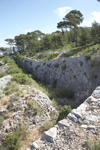 ouvrage fortifié dit retranchement du Pas de Leydet ; poudrière actuellement chapelle Notre Dame du Faron