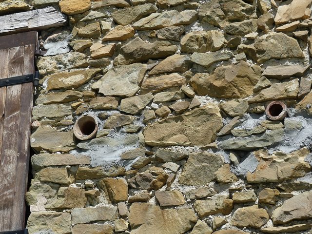 Elévation ouest, deuxième niveau. Une des sections de canalisation en terre cuite utilisée comme évent.
